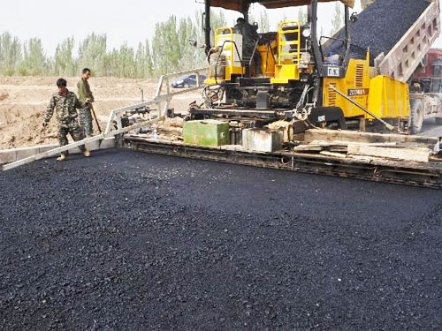 新疆喀什道路铺设现场